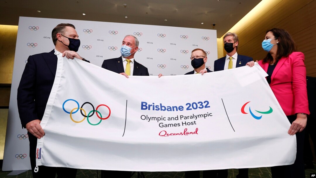 Wali Kota Brisbane Adrian Schrinner, Senator Richard Colbeck, Menteri Olahraga Australia John Coates AC, Presiden Komite Olimpiade Australia James Tomkins dan PM Queensland & Menteri Perdagangan Annastacia Palaszczuk MP, dalam konferensi pers di Hotel Okura, Tokyo (21/7). (AP) 