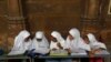 Anak-anak perempuan Muslim India belajar membaca Al-Quran di Masjid Jama pada hari pertama bulan Ramadan di Ahmedabad.