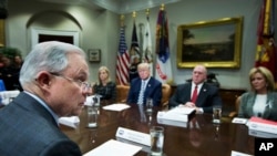 En esta foto del martes 20 de marzo de 2018, el entonces fiscal general Jeff Sessions, (izquierda), habla durante una mesa redonda sobre ciudades santuario organizada por el presidente Donald Trump, tercero desde la derecha, en la sala Roosevelt de la Casa Blanca.