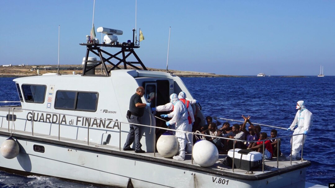 Abimukira mu bwato hafi y'izinga rya Lampedusa, mu bumanuko bw'Ubutaliyano, Itariki 17/08/2019.
