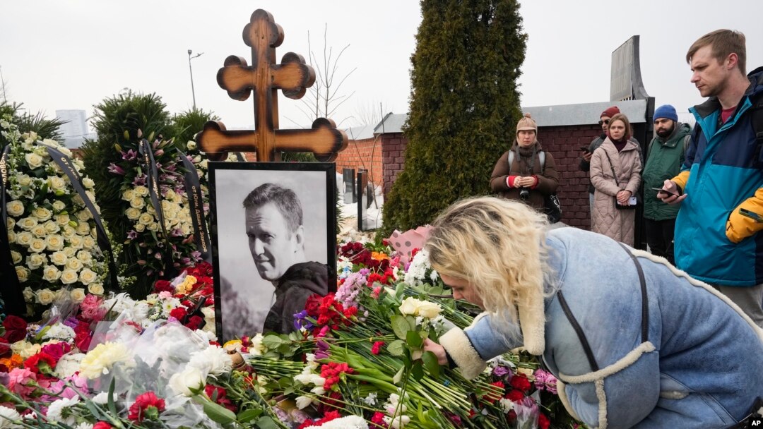 Một người phụ nữ đặt hoa trước mộ Alexei Navalny một ngày sau đám tang của ông tại Nghĩa trang Borisovskoye, ở Moscow, Nga, vào thứ Bảy, ngày 2 tháng 3 năm 2024. 