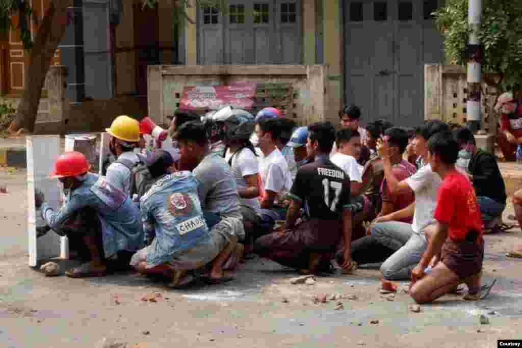 မြိုင်မြို့ ဆန္ဒပြပွဲ ဖြိုခွင်းခံရတဲ့ မြင်ကွင်း။ (ဓာတ်ပုံ - နောင်လင်းဟန်)