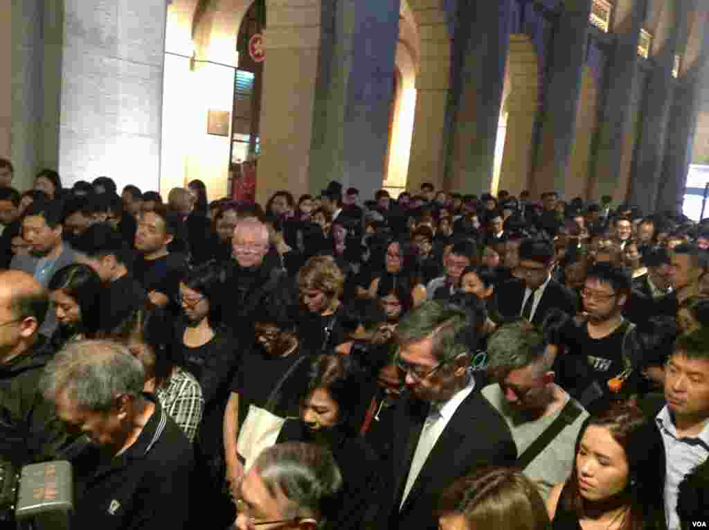 香港法律界举行反人大释法黑衣静默游行（美国之音海彦拍摄）