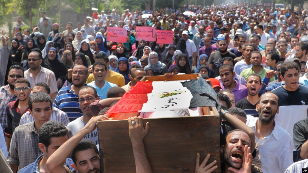 Pendukung Morsi (16/8) mengusung peti mati salah seorang demonstran yang tewas dalam penghancuran kamp-kamp demonstran oleh pemerintah Mesir hari Rabu. 