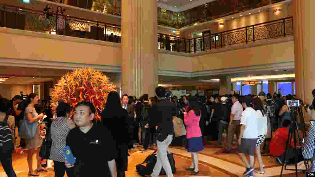 大批媒体排队等候安检入场（美国之音记者李逸华拍摄）