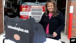 Pendiri dan CEO Safe Haven Baby Boxes, Monica Kelsey, menunjukkan “baby box” atau “kotak bayi” (foto: dok). 