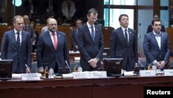 European Council President Donald Tusk (L-R), European Parliament President Martin Schulz, EU Council General-Secretary Corsepius, Italian PM Renzi and Greek PM Tsipras observe a minute of silence during a EU extraordinary summit in Brussels, Apr. 23, 201