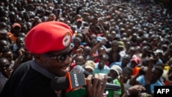 Robert Kyagulanyi, mieux connu sous le nom de pop star Bobi Wine, lors d’une sortie à Kibera, à Nairobi, au cours de sa visite de cinq jours au Kenya. 