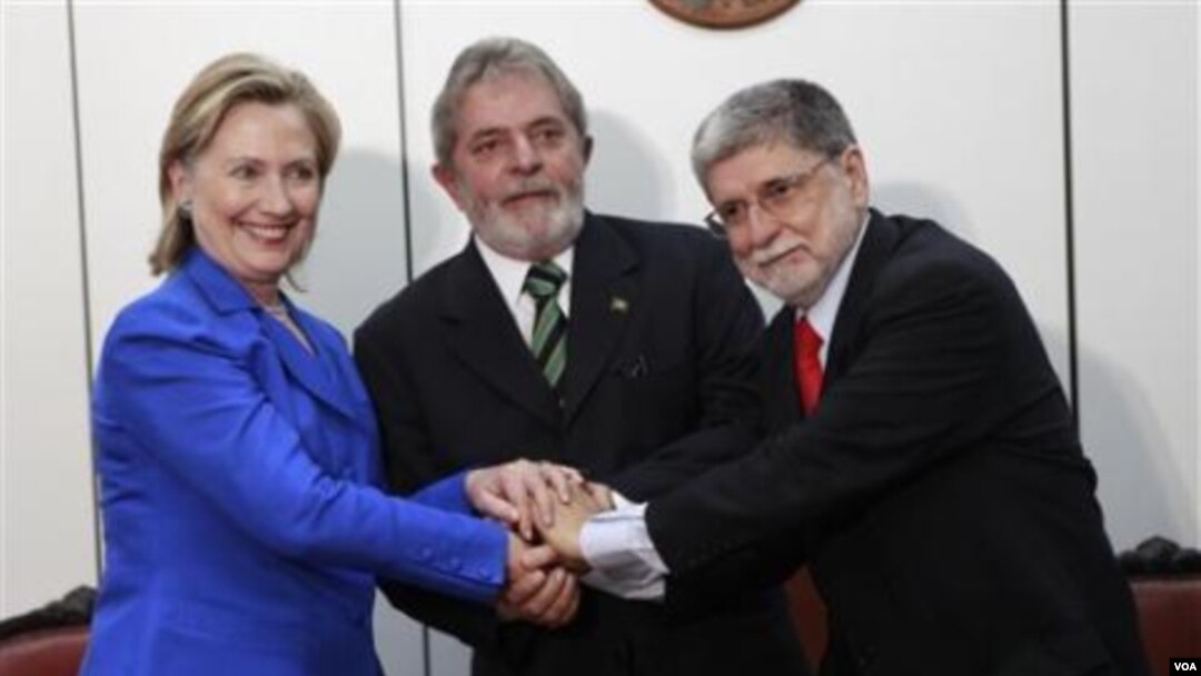 Hillary Clinton dan Presiden Brazil, Lula da Silva (tengah). Lula telah menawarkan untuk menjadi mediator sengketa nuklir Iran dengan negara-negara Barat.