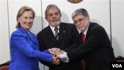 Hillary Clinton dan Presiden Brazil, Lula da Silva (tengah). Lula telah menawarkan untuk menjadi mediator sengketa nuklir Iran dengan negara-negara Barat.