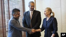 Menteri Luar Negeri AS Hillary Rodham Clinton (kanan) bertemu dengan aktifis Suriah di Istanbul (11/8).