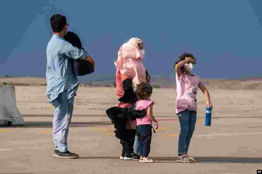스페인 군용기를 타고 아프가니스탄을 탈출한 가족이 마드리드 공군기지에 도착했다.
