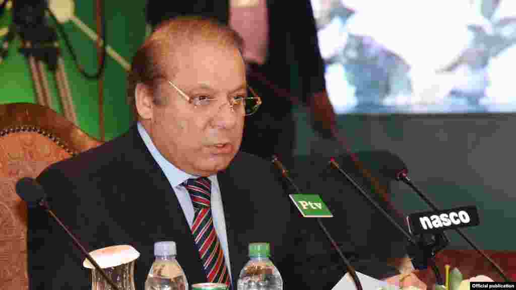 وزیر اعظم نواز شریف اقتصادی تعاون تنظیم کے 13 ویں سربراہ اجلاس سے خطاب کر رہے ہیں۔