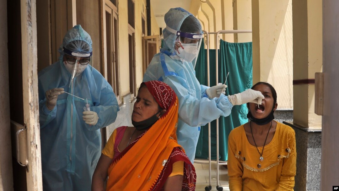 Nakes tengah mengambil sampel untuk tes COVID-19 di New Delhi, India, 16 April 2021. India mencatat rekor tertinggi kasus positif COVID-19 sebanyak 217.353 dan meningkatnya jumlah kematian menjadi 174.308 korban dalam sehari. (AP Photo/Manish Swarup)