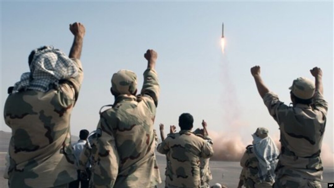 Eron askarlari raketa sinovini olqish bilan qarshi olmoqda. 3-iyul, 2012-yil.