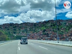 Vista de barriada sobre el Túnel de La Planicie poco antes de la autopista Caracas - La Guaira. Agosto, 2021. Foto: Carolina Alcalde - VOA.