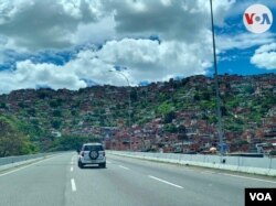 Vista de barriada sobre el Túnel de La Planicie poco antes de la autopista Caracas - La Guaira. Agosto, 2021. Foto: Carolina Alcalde - VOA.