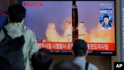 2021年9月15日人們在韓國首爾觀看關於北韓導彈發射的新聞報導。