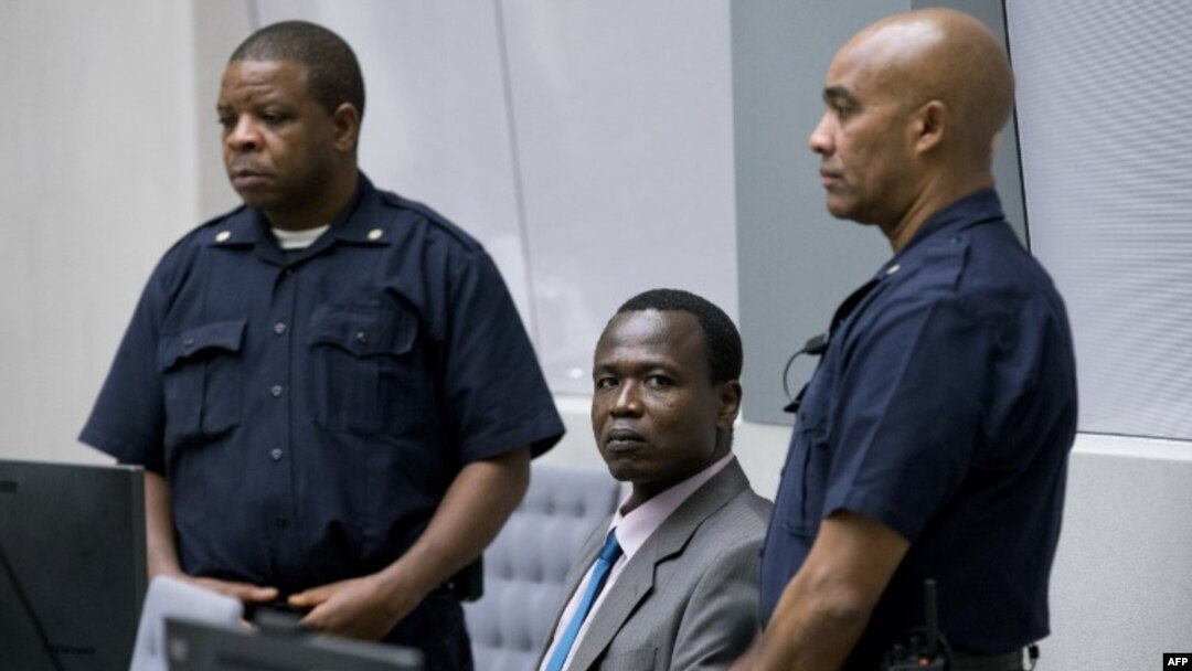Dominic Ongwen (hagati) imbere y'abacamanza ba CPI