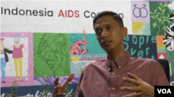 Direktur Eksekutif Indonesia AIDS Coalition Aditya Wardhana di kantornya di Jakarta. (Hafizh Sahadeva/VOA)