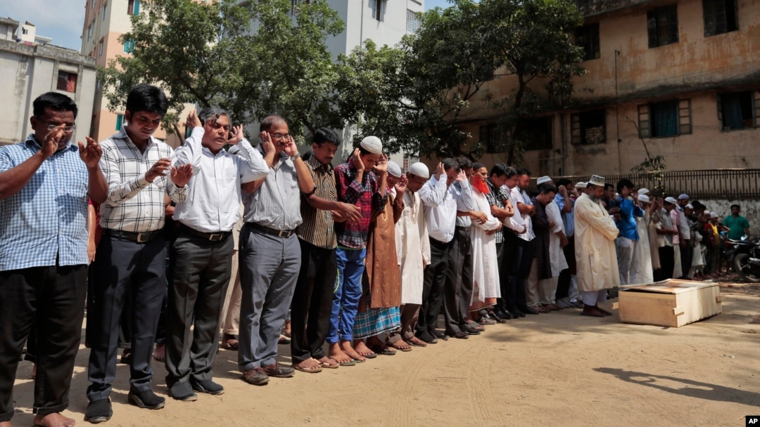 Warga Muslim Bangladesh melakukan shalat jenazah pada pemakaman Xulhaz Mannan, yang tewas akibat ditikam militan hari Senin (25/4).