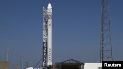 Roket uji-coba Space X Falcon 9 dalam tahap persiapan untuk diluncurkan akhir pekan ini dari Cape Canaveral, Florida (18/5). 