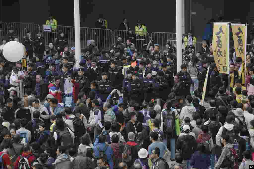 2018年1月1日，香港政府总部外面有大批抗议者和警察。示威者要求捍卫香港&ldquo;基本法&rdquo;和&ldquo;一国两制&rdquo;。