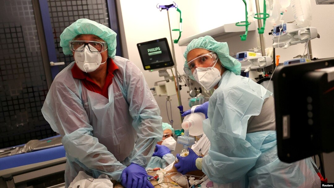 Dokter Katharina Franz dan paramedis Andreas Hankel, sedang mempersiapkan pengangkutan seorang pasien COVID-19. (Foto: Reuters)