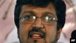 ئه‌حمه‌د زیا ڕه‌ئفه‌ت، گوته‌بێژی کۆمسیۆنی باڵای هه‌ڵبژاردنه‌کانی ئه‌فغانسـتان له‌ میانه‌ی کۆنگره‌یه‌کی ڕۆژنامه‌وانی له‌ کابول ده‌دوێت، شه‌ممه‌ 21 ی یازده‌ی 2010