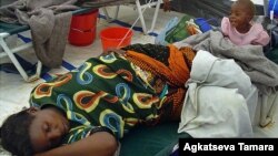 Une mère et son enfant au centre Matero Cholera à Lusaka, 27 janvier 2004.