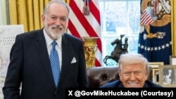 مایک هاکبی سفیر ایالات متحده در اسرائیل در کاخ سفید در کنار دونالد ترامپ رئیس جمهوری آمریکا