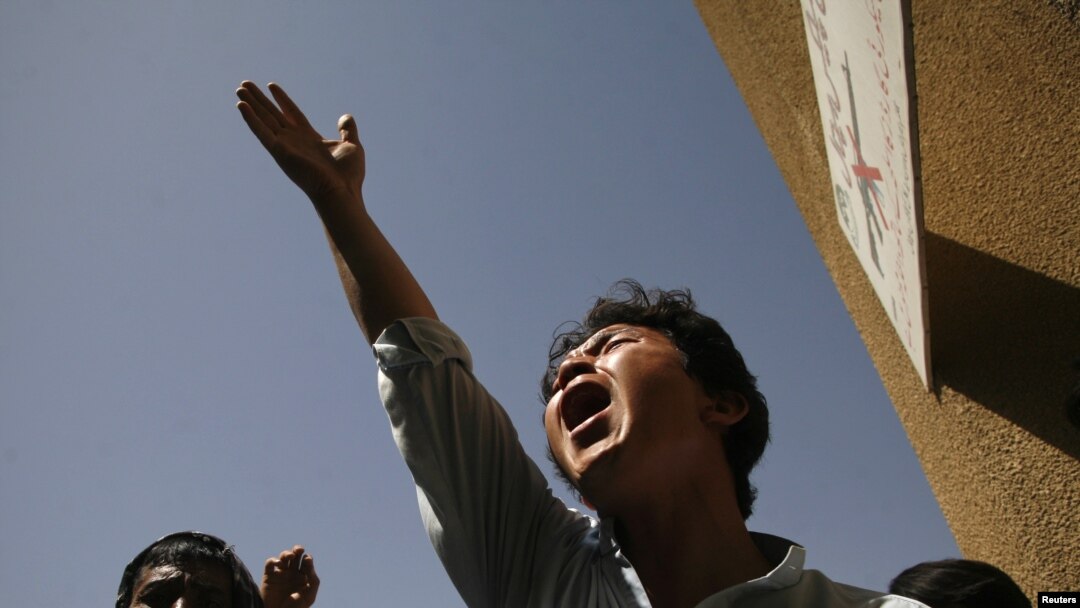 An ethnic Hazara Shi'ite Pakistani Muslim shout slogans while condemning the killings of relatives outside a hospital, where their bodies are located, in Quetta, September 1, 2012. 