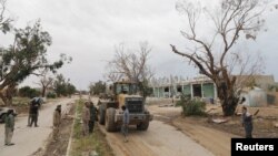 Les membres des forces libyennes de l'Est ouvrent la route de Tripoli dans le sud-ouest de Benghazi, en Libye, le 21 mars 2017.