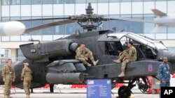 Helicóptero Apache AH-64D fabricado por la Boeing, similar al que se estrelló el miércoles por la noche en Tennessee.