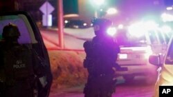 Oficiales de policía vigilan el área alrededor de la mezquita que fue blanco de un tiroteo el domingo, 29 de enero, de 2017. (Francis Vachon/The Canadian Press via AP)