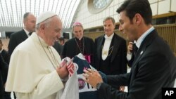 El ex futbolista Javier Zanetti (der.) entrega camisetas al papa Francisco antes del Partido por la Paz jugado en Roma.