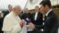 El ex futbolista Javier Zanetti (der.) entrega camisetas al papa Francisco antes del Partido por la Paz jugado en Roma.