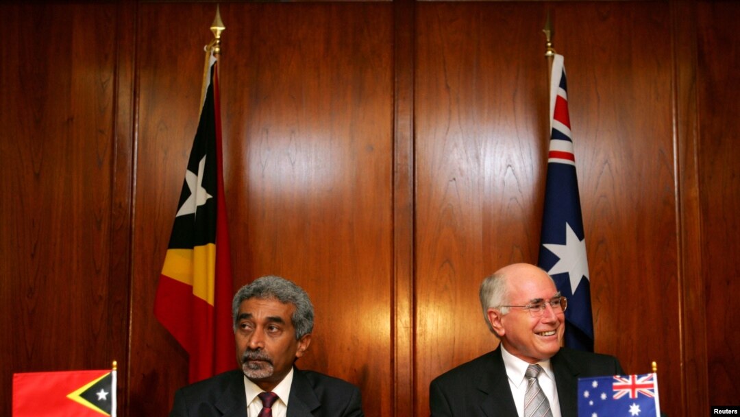 Dalam arsip foto, Perdana Menteri Australia John Howard (kanan) dan Perdana Menteri Timor Leste di Sydney menunggu acara penandatanganan Traktat Pengaturan Maritim Tertentu di Laut Timor, pada 12 Januari 2006, yang menjadi kerangka kerja untuk eksploitasi cekungan minyak dan gas Greater Sunrise. Selasa, 6 Maret 2018, kedua negara akhirnya menyetujui batas maritim dan pengembangan lapangan gas Greater Sunrise.(Foto:dok)