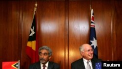 Dalam arsip foto, Perdana Menteri Australia John Howard (kanan) dan Perdana Menteri Timor Leste di Sydney menunggu acara penandatanganan Traktat Pengaturan Maritim Tertentu di Laut Timor, pada 12 Januari 2006, yang menjadi kerangka kerja untuk eksploitasi cekungan minyak dan gas Greater Sunrise. Selasa, 6 Maret 2018, kedua negara akhirnya menyetujui batas maritim dan pengembangan lapangan gas Greater Sunrise.(Foto:dok)