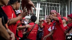 Thai ''Red Shirts'' anti-government protesters gather in front of the gate of the Bangkok Remand prison, Bangkok, file photo. 