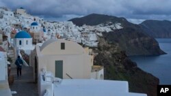 Una vista de las iglesias ortodoxas en el pueblo de Oia de la isla de Santorini, Grecia, el 4 de febrero de 2024.