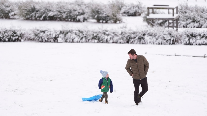 Winter storm dumps snow in US South, maintains its icy grip