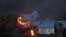 Lava dari gunung berapi Cumbre Vieja tampak membakar beberapa rumah di Pulau Canary, Kepulauan La Palma, Spanyol, pada 19 Oktober 2021. (Foto: Reuters/Susana Vera)