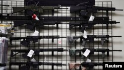 Fusiles de asalto AR-15 en una tienda de armas de fuego en Oceanside, California, el 21 de abril de 2021.