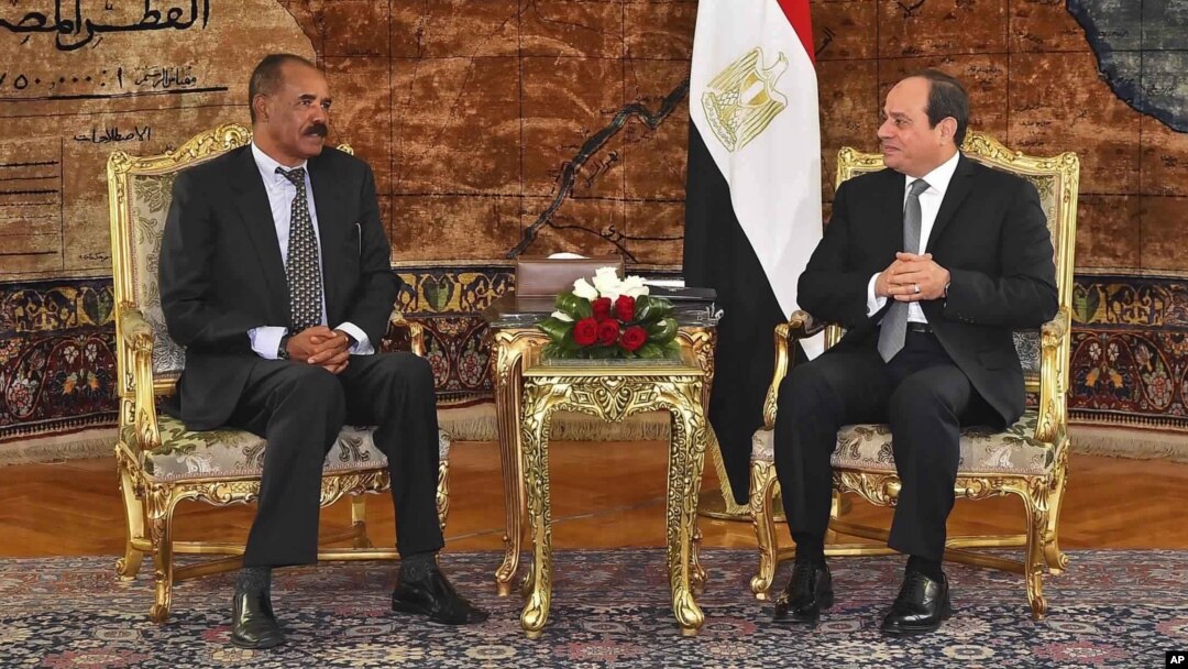 Presiden Mesir Abdel-Fattah el-Sissi (kanan) menerima Presiden Eritrea Isaias Afwerki di Kairo, hari Selasa (9/1). 