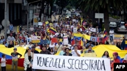 Miembros de la comunidad venezolana en México protestan contra el resultado anunciado de las elecciones presidenciales venezolanas frente al Monumento a la Revolución en la Ciudad de México el 10 de agosto de 2024.