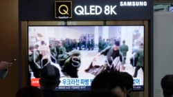 FILE - Layar TV menampilkan gambar tentara yang diyakini berasal dari Korea Utara antre untuk menerima pasokan dari Rusia dalam program berita di Stasiun Kereta Api Seoul di Seoul, Korea Selatan, 21 Oktober 2024. (Ahn Young-joon/AP)