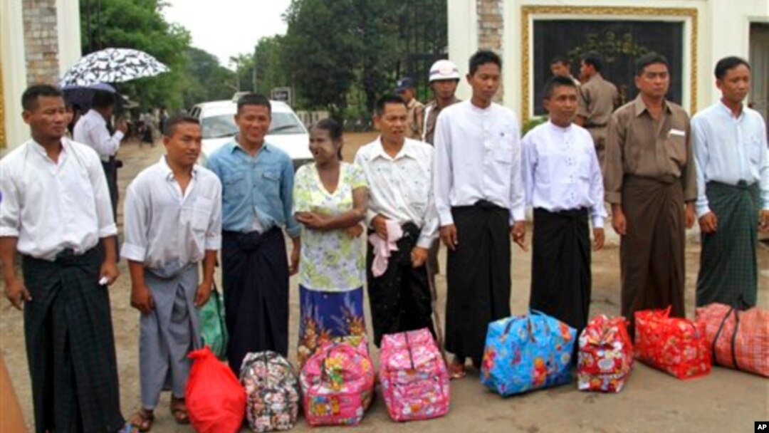 Beberapa tahanan politik Burma yang dibebaskan dari penjara Insein di Rangoon sebelumnya, Mei tahun ini (foto: dok). 