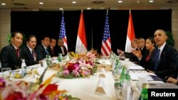 U.S. President Barack Obama (R) gestures during a bilateral meeting with Indonesia's President Joko Widodo (L) Nov. 10, 2014, in in Beijing, China, where both leaders were attending an Asia Pacific Economic Cooperation (APEC) summit. 