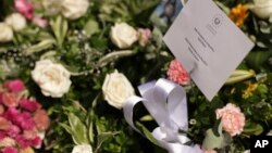 El presidente de El Salvador Nayib Bukele y su esposa Gabriela, enviaron un arreglo floral para la tumba de Oscar Alberto Martínez Ramírez y su hija Valeria, de casi dos años, después de su entierro en el Cementerio Municipal de La Bermeja en San Salvador, El Salvador. 